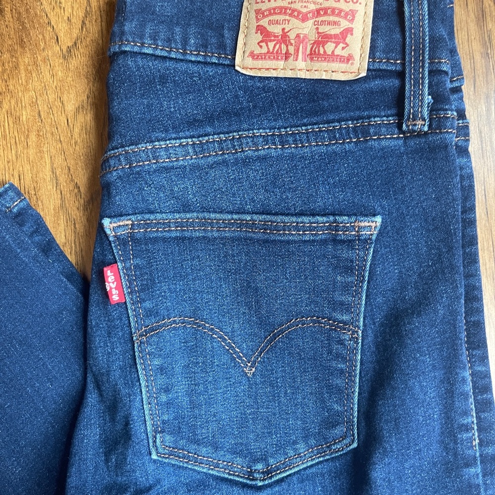Levi's Women's Blue Slimming Skinny Jeans size 28